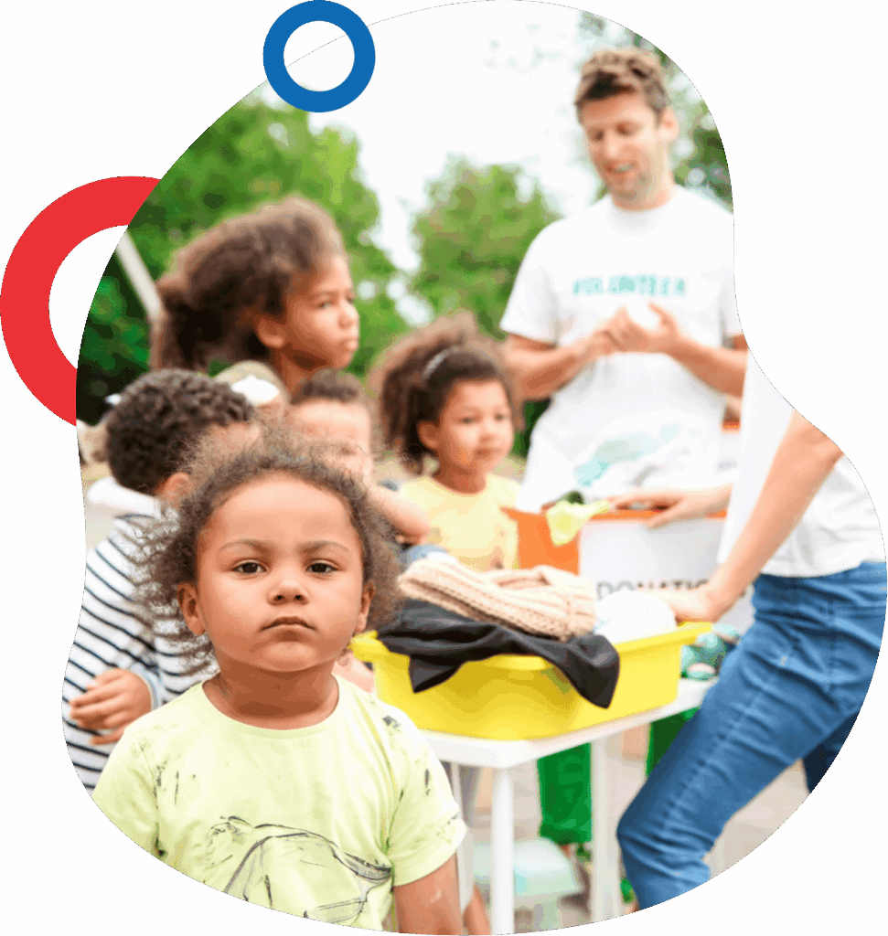 Famílias e crianças participando de ação comunitária de doações