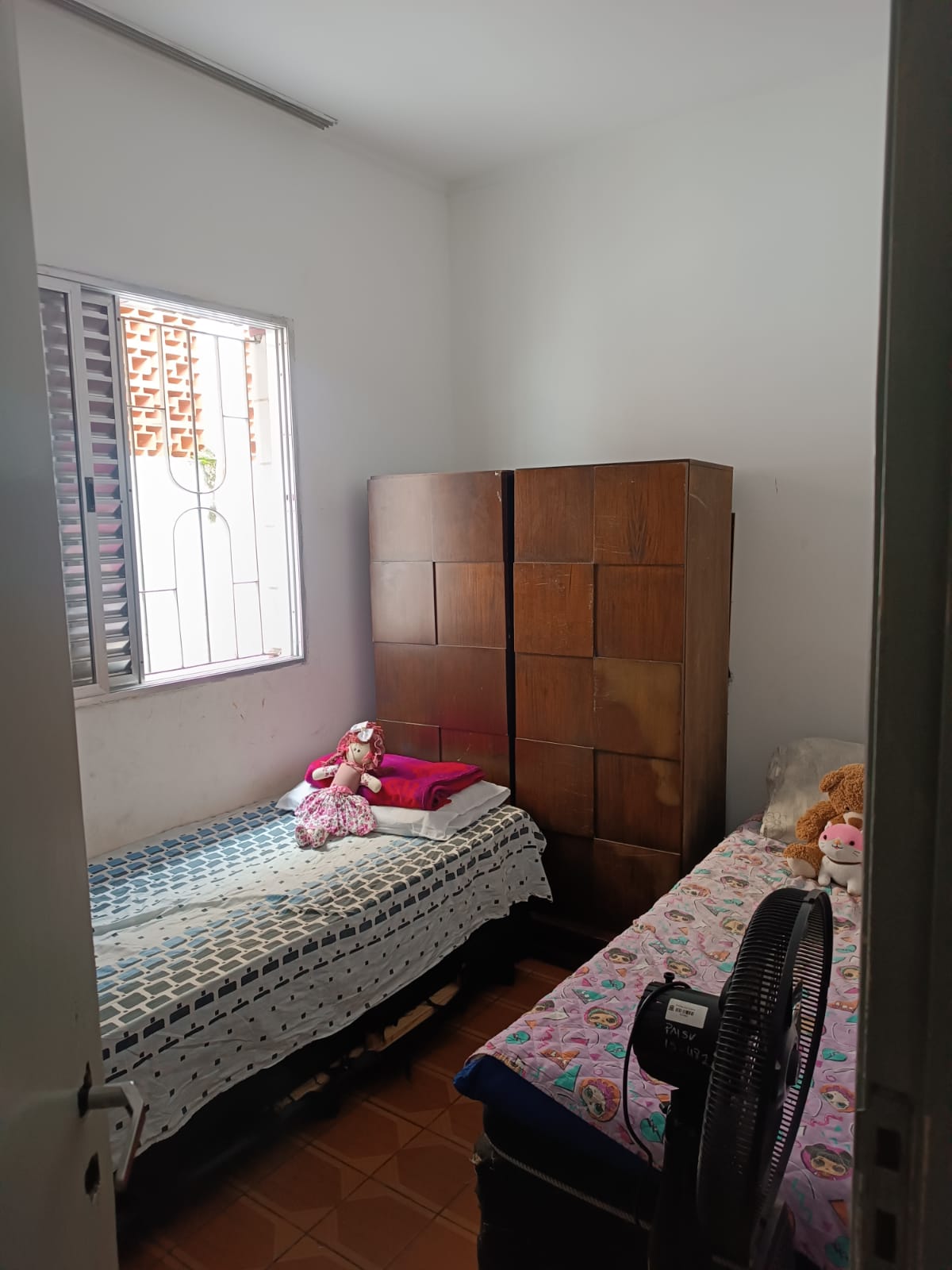 Dormitório infantil com duas camas e armário