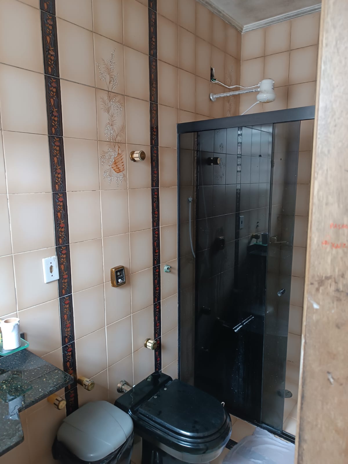 Banheiro da unidade com box e pia