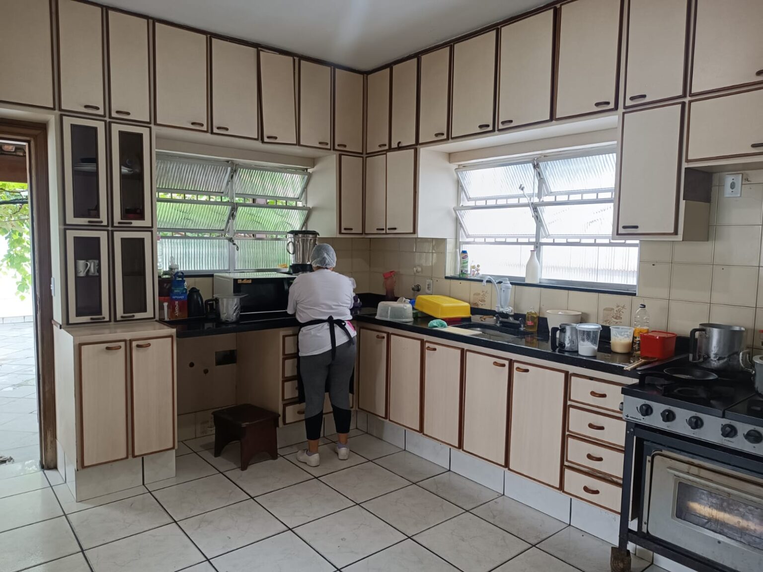 Cozinha industrial da unidade com profissional preparando refeições
